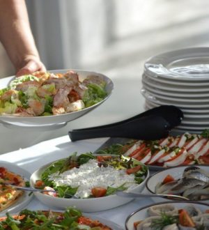 Новорічні салати та рецепти їх приготування: прості і смачні