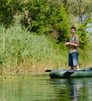 Човен для риболовлі та відпочинку
