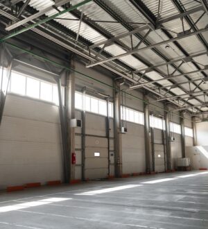 Секційні ворота для промислових об’єктів: функціональність і витривалість від Лонга Комфорт