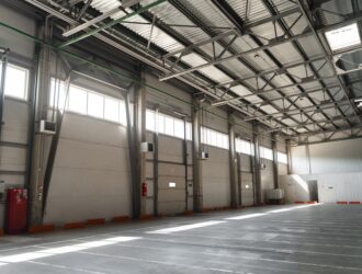 Секційні ворота для промислових об’єктів: функціональність і витривалість від Лонга Комфорт