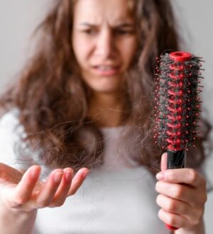 Як зупинити випадіння волосся: ефективні засоби, які справді працюють