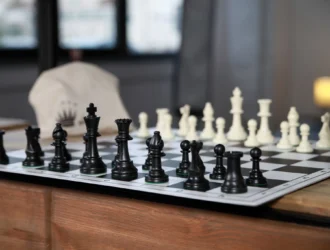Як вибрати ідеальний шаховий набір: гайд по матеріалах, розмірах та функціоналу