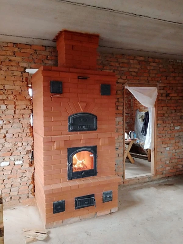 Цегляна піч у будинку