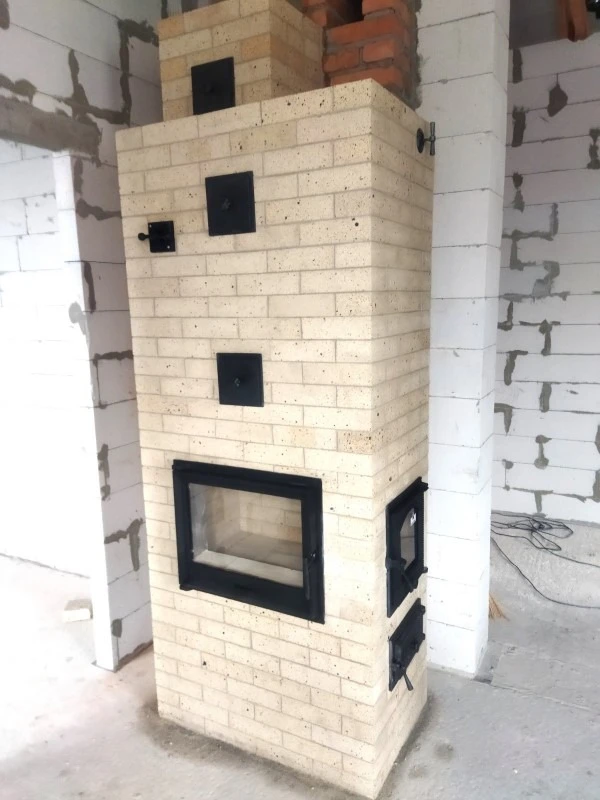 Цегляна піч у будинку