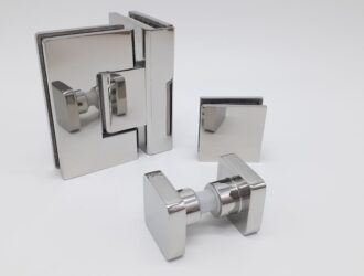 Как фурнитура влияет на безопасность стеклянной душевой