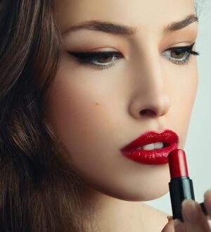 Яку помаду для губ обрати для зимового макіяжу: кращі відтінки та текстури