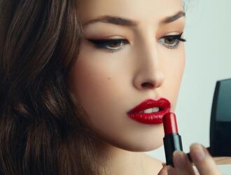 Яку помаду для губ обрати для зимового макіяжу: кращі відтінки та текстури
