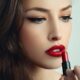 Яку помаду для губ обрати для зимового макіяжу: кращі відтінки та текстури