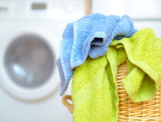 Догляд за махровими простинями: поради для прання, сушіння та зберігання