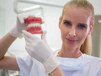 Современное протезирование зубов: как вернуть комфорт, эстетику и уверенность в улыбке
