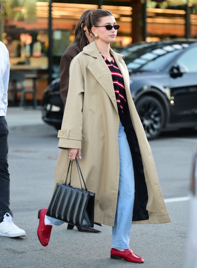 жінка в червоних лоферах та бежевому пальті