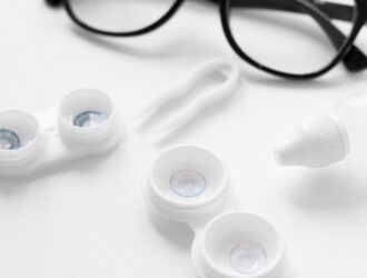 Контактні лінзи vs окуляри: що насправді впливає на здоров’я очей
